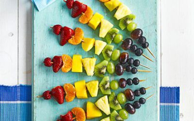 Brochetas de fruta arcoíris