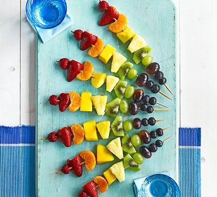 Brochetas de fruta arcoíris