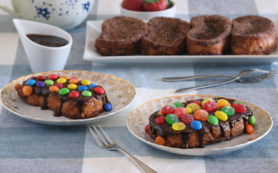 Torrijas con chocolate y toppings.